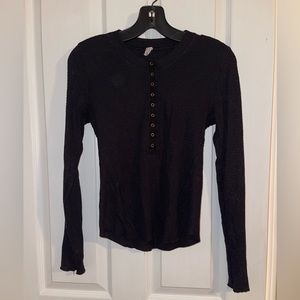 Black M waffle knit Henley with buttons